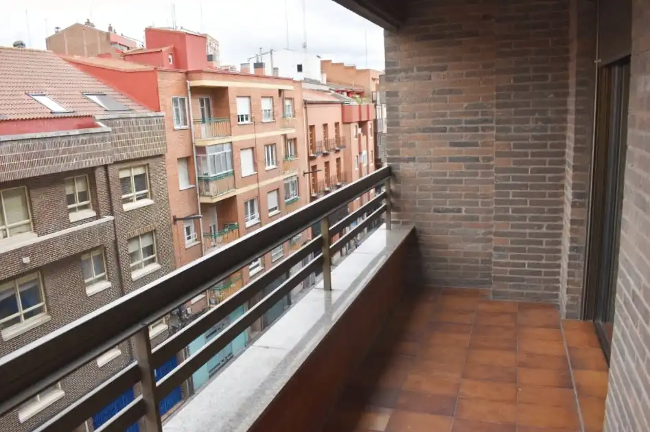 Außenansicht von Wohnung zum Verkauf in Valladolid mit Parkett, Terrasse und Abstellraum