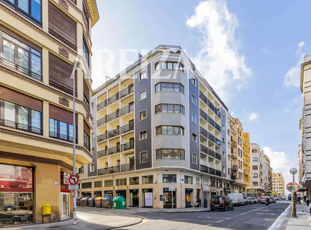 Vista exterior de Pis en venda en Donostia - San Sebastián  amb Calefacció i Balcó