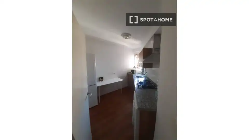 Cuina de Apartament per a compartir en Sevilla amb Aire condicionat, Terrassa i Moblat