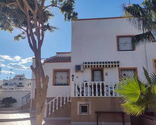 Vista exterior de Casa o xalet de lloguer en Orihuela amb Aire condicionat, Jardí privat i Terrassa