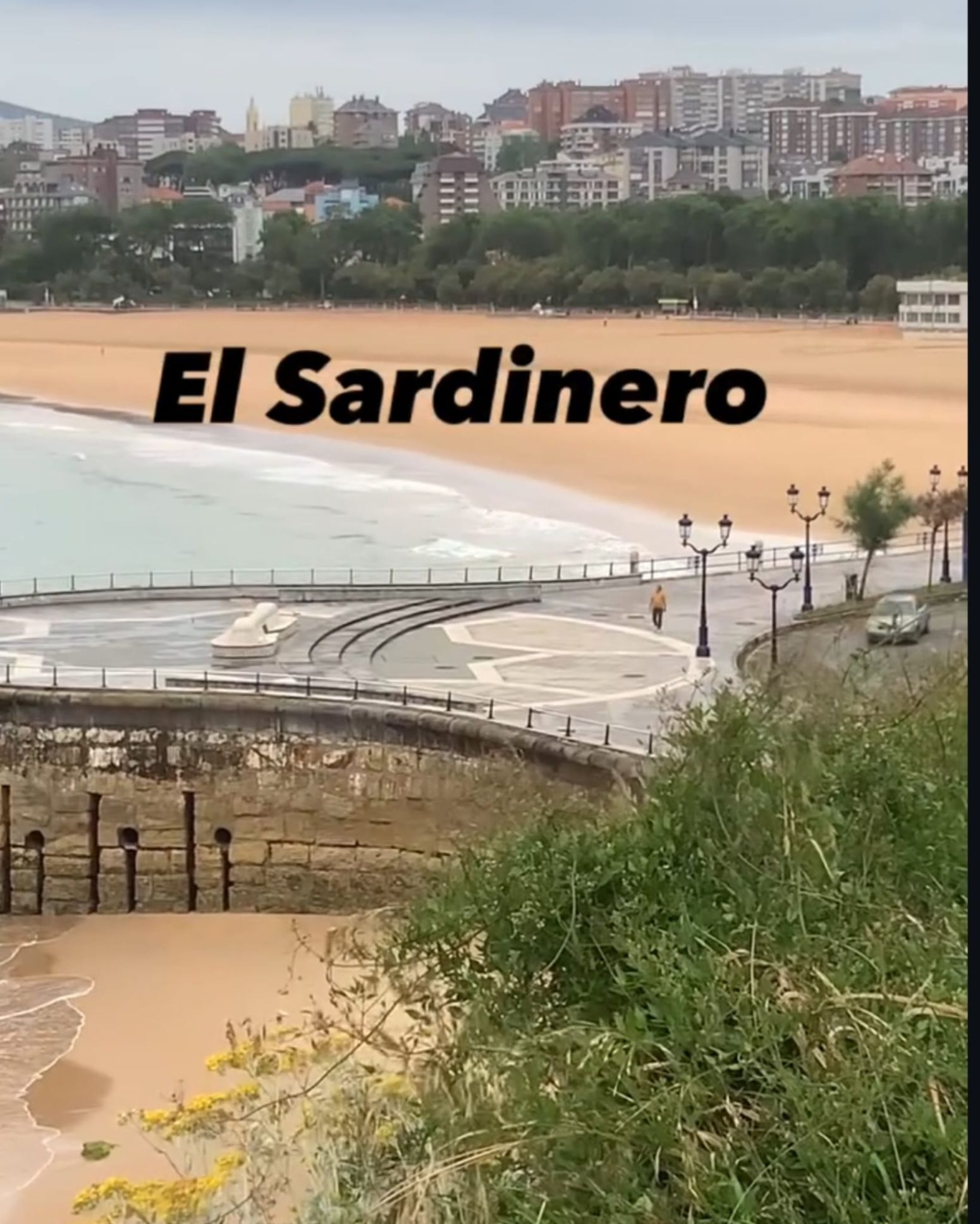 Vista exterior de Edifici en venda en Santander