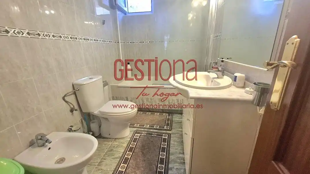 Badezimmer von Erdgeschoss zum Verkauf in Castro-Urdiales mit Heizung, Privatgarten und Terrasse