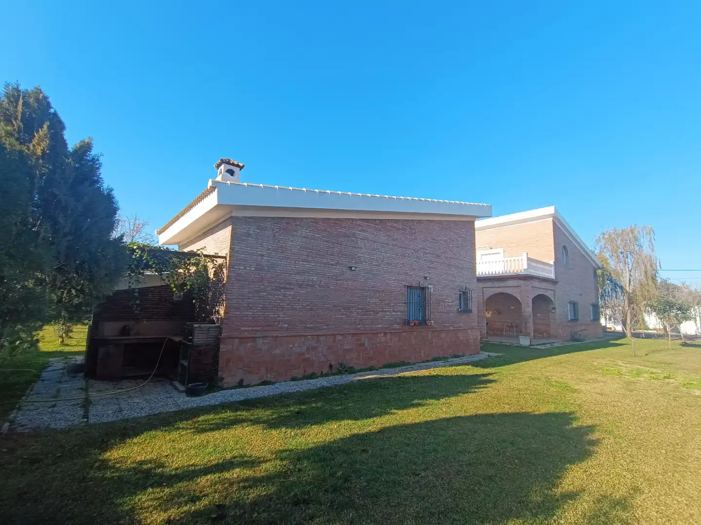 Vista exterior de Casa o xalet en venda en Alcalá de Guadaira amb Aire condicionat, Calefacció i Jardí privat
