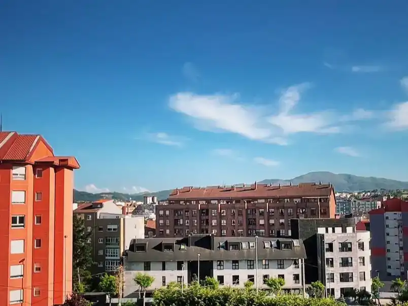 Vista exterior de Pis en venda en Avilés amb Balcó