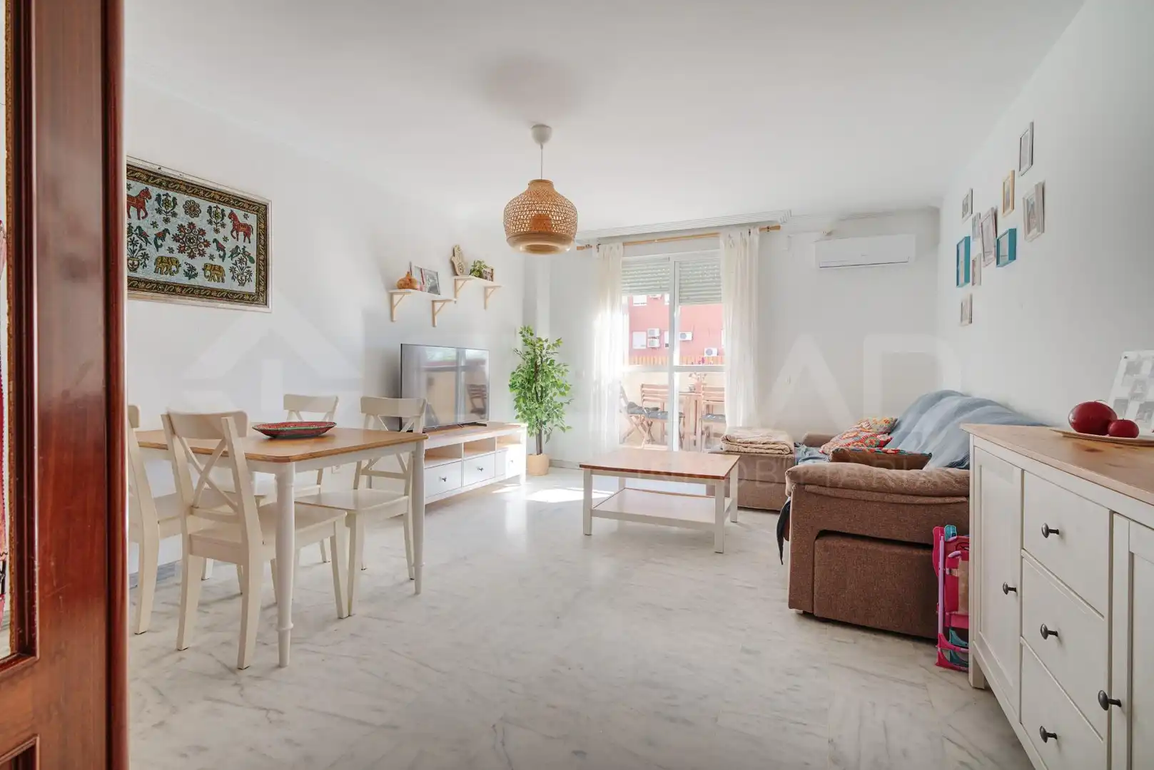 Sala d'estar de Pis en venda en San Juan de Aznalfarache amb Aire condicionat, Terrassa i Piscina comunitària