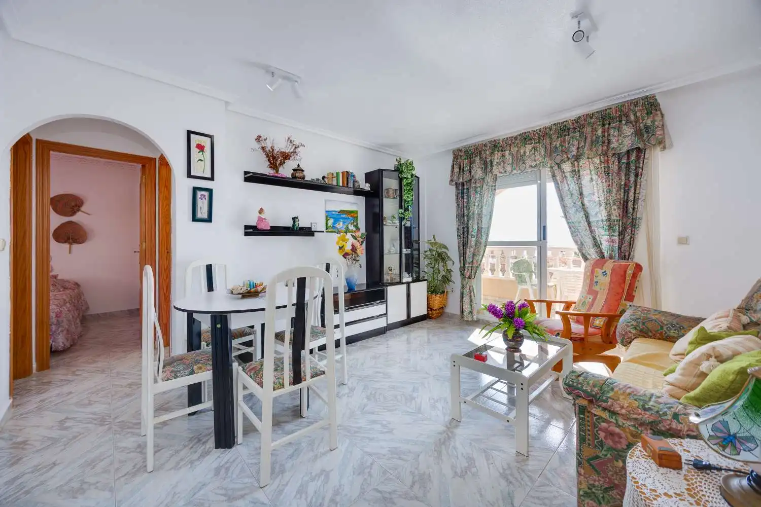 Menjador de Apartament en venda en Torrevieja amb Terrassa, Piscina i Moblat