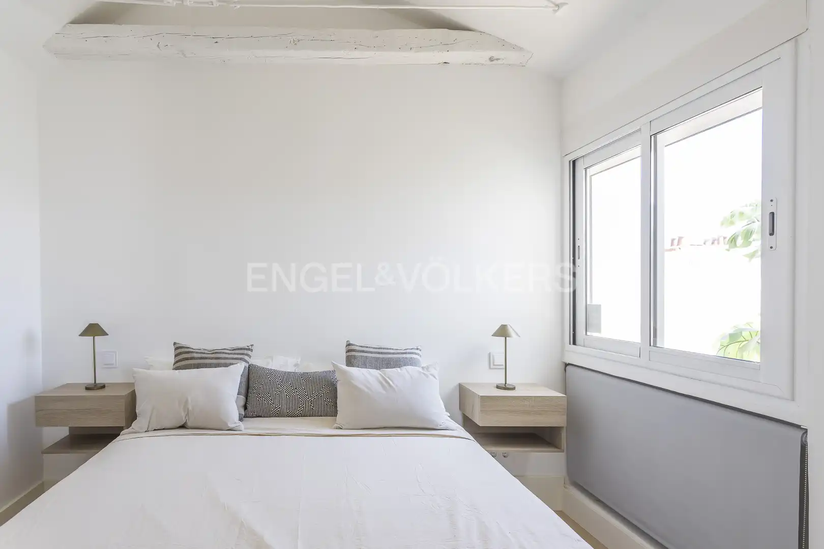 Schlafzimmer von Dachboden zur Miete in Madrid mit Klimaanlage, Heizung und Terrasse