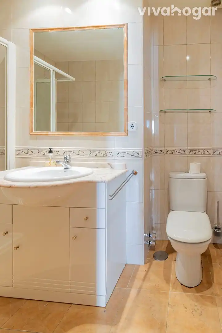 Bathroom of Flat for sale in Madrid  with Air Conditioner, Heating and Terrace