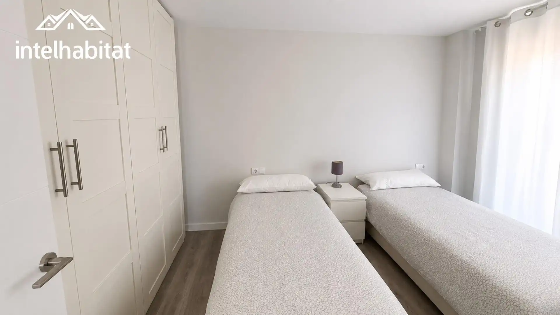Schlafzimmer von Dachboden zur Miete in Valencia mit Klimaanlage, Terrasse und Abstellraum