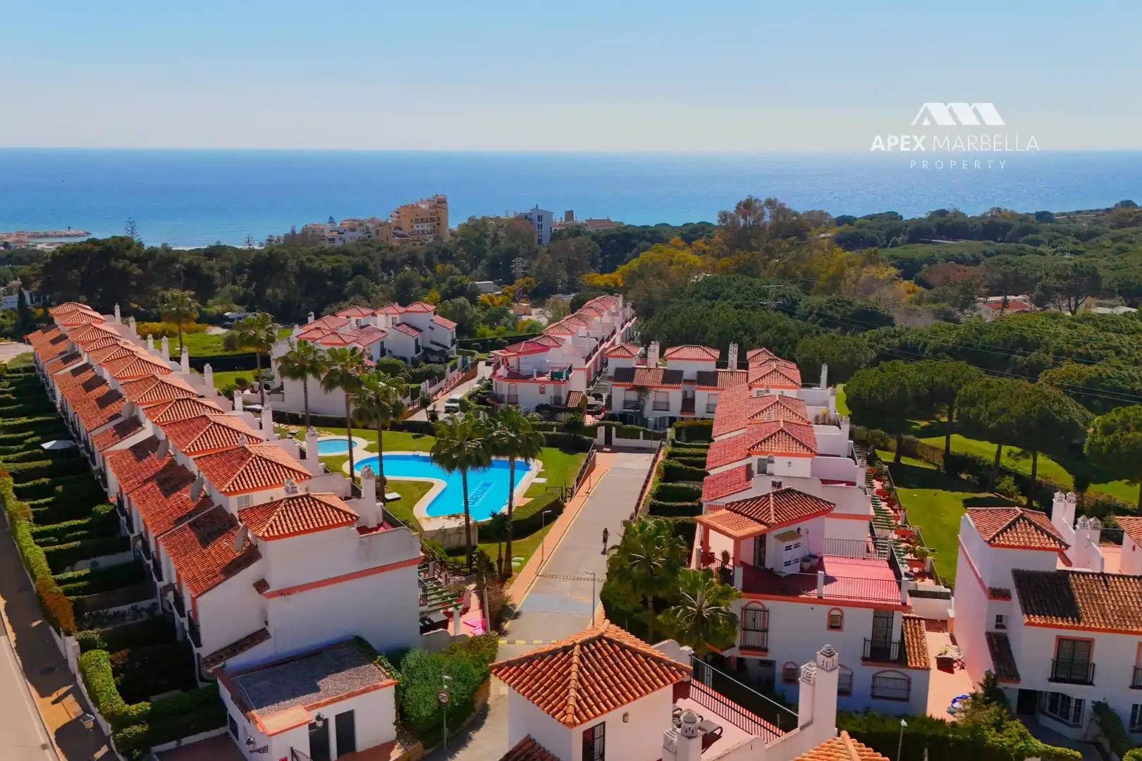 Außenansicht von Einfamilien-Reihenhaus zum Verkauf in Marbella mit Klimaanlage, Privatgarten und Terrasse