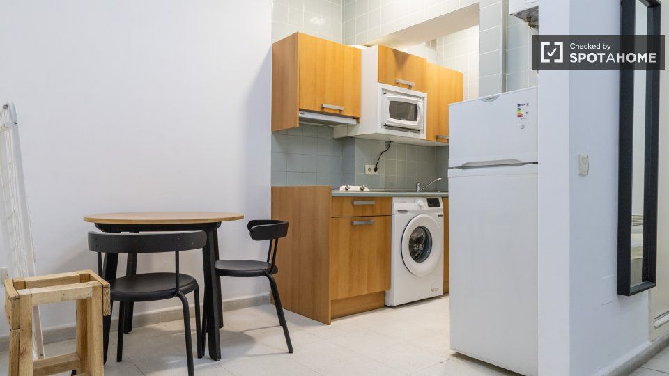 Kitchen of Flat to rent in  Madrid Capital  with Air Conditioner, Heating and Furnished