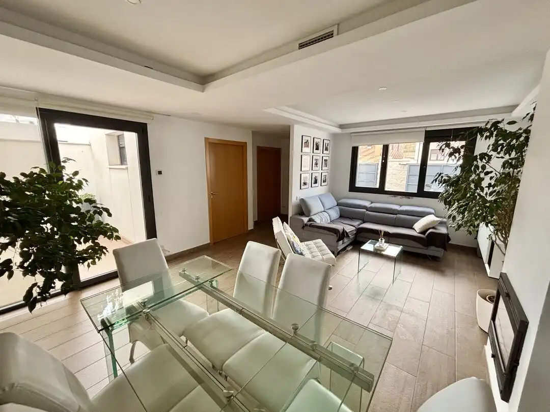 Sala de estar de Casa adosada en venta en Olías del Rey con Aire acondicionado, Calefacción y Piscina