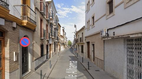 Casa en zona calle Alhama. Cuenta con una superficie de parcela de 153 m2. y una superficie construida de 187 m2. La planta baja t