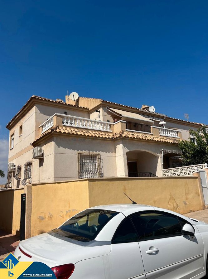 Vista exterior de Casa o xalet en venda en Torrevieja amb Aire condicionat, Calefacció i Terrassa