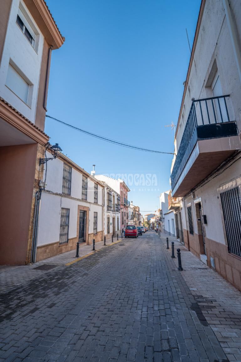 Vista exterior de Casa o xalet en venda en Linares amb Terrassa