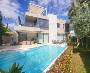 Swimming pool of House or chalet for sale in Marbella  with Air Conditioner, Heating and Private garden