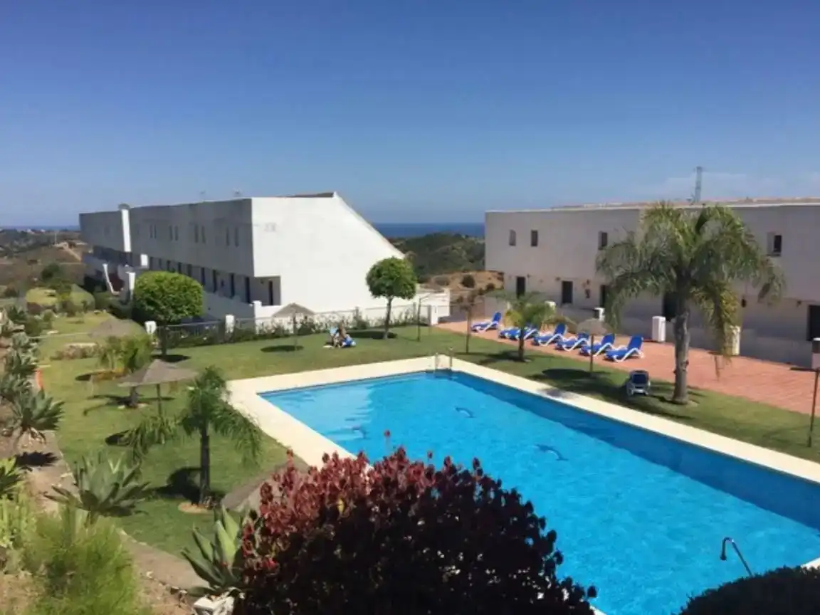 Jardí de Pis de lloguer en Estepona amb Piscina i Moblat