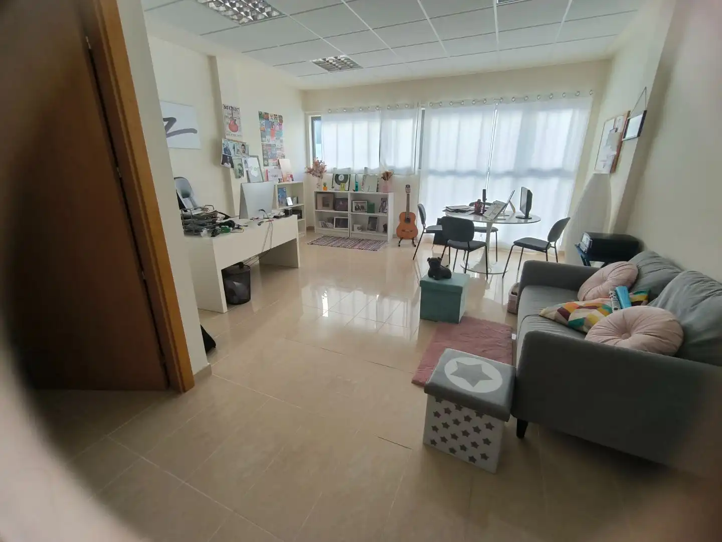 Sala d'estar de Oficina de lloguer en Donostia - San Sebastián  amb Moblat