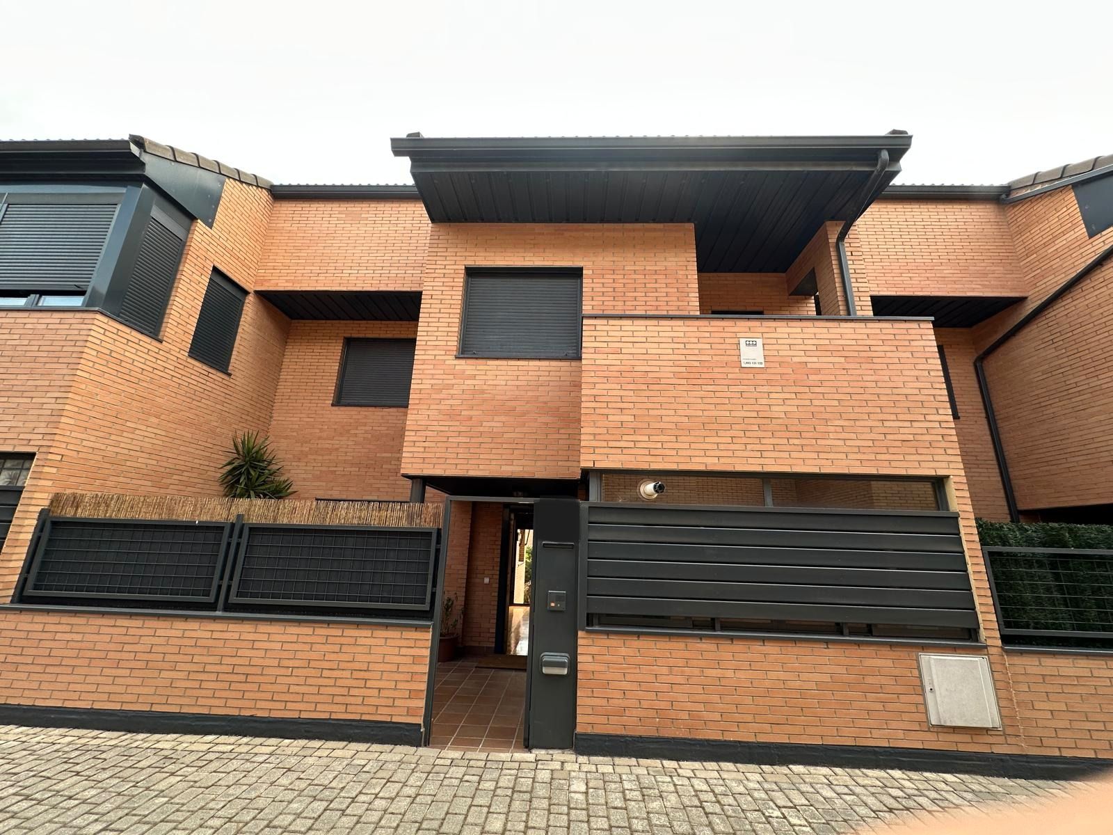 Vista exterior de Casa adosada de lloguer en Boadilla del Monte amb Aire condicionat, Calefacció i Jardí privat