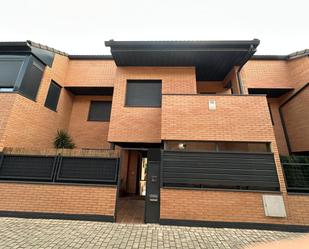 Exterior view of Single-family semi-detached to rent in Boadilla del Monte  with Air Conditioner, Heating and Private garden