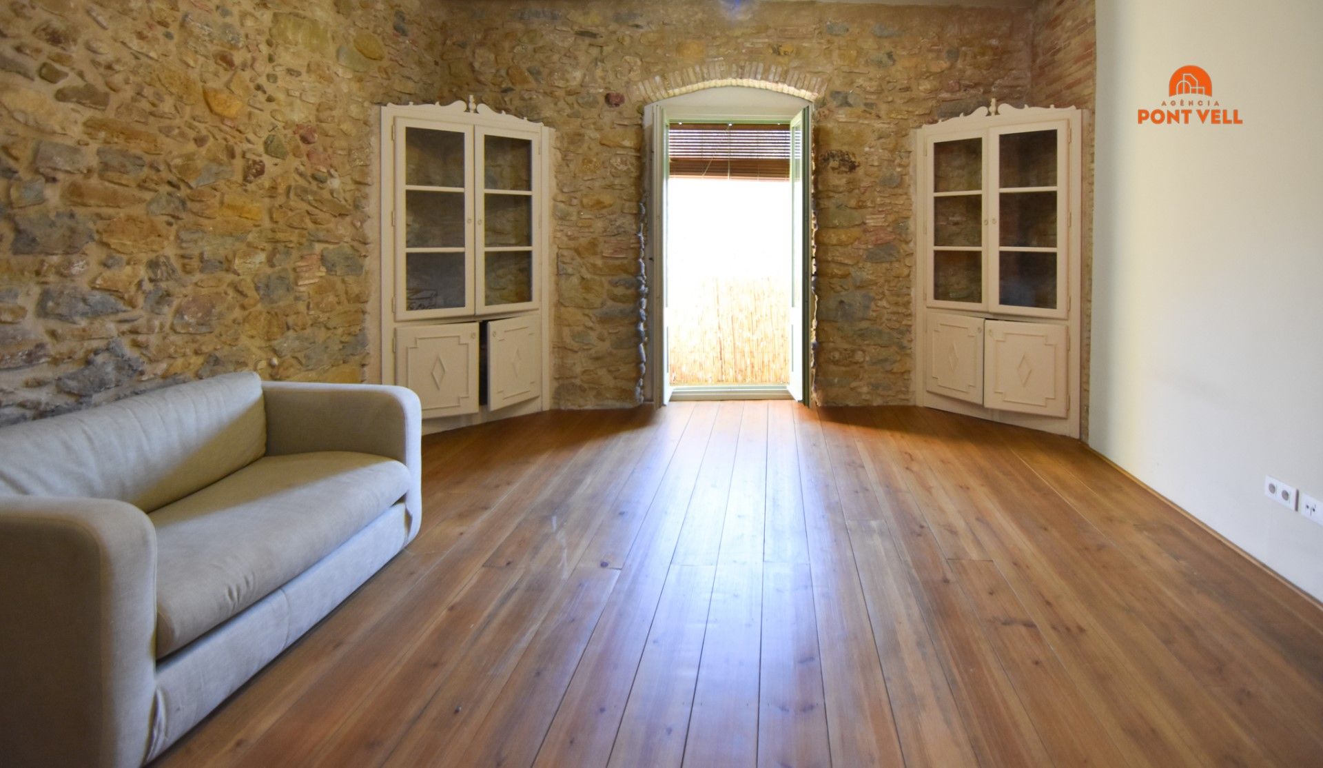Sala d'estar de Estudi en venda en La Bisbal d'Empordà amb Balcó