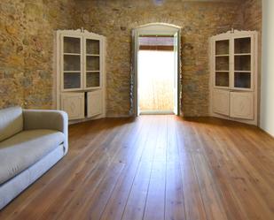 Sala d'estar de Estudi en venda en La Bisbal d'Empordà amb Balcó