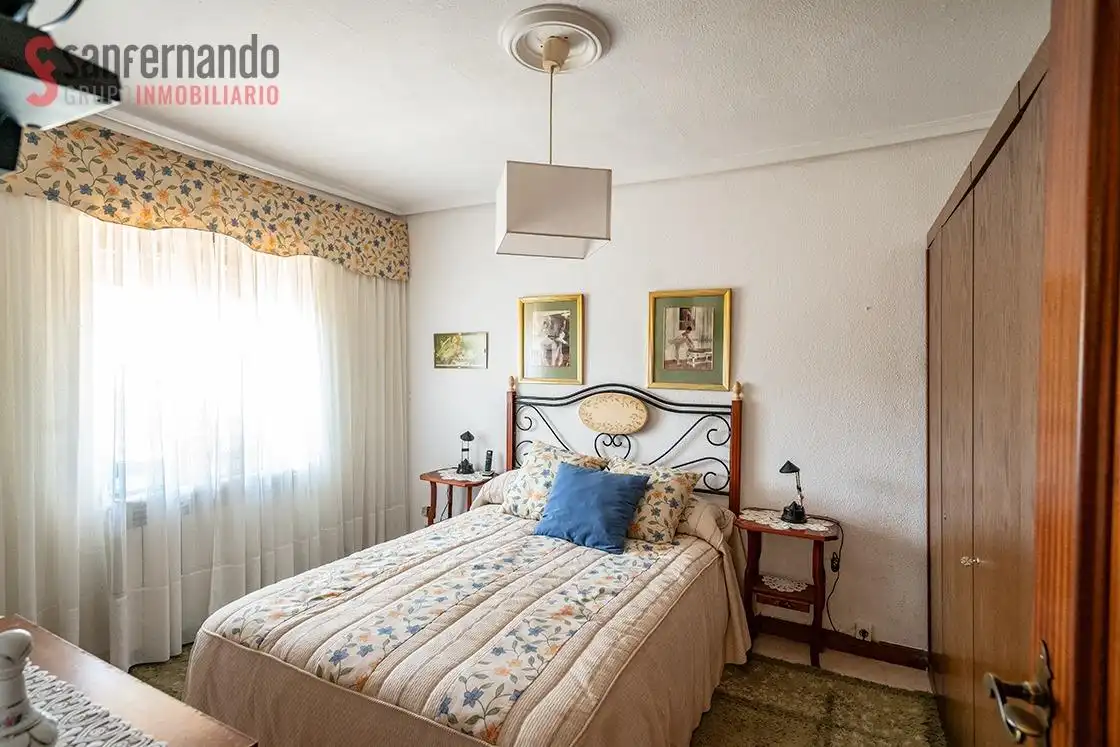 Schlafzimmer von Haus oder Chalet zum Verkauf in Torrelavega  mit Heizung, Privatgarten und Terrasse