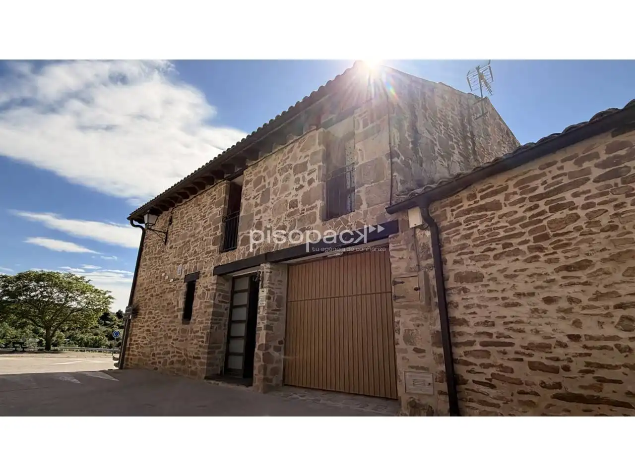 Vista exterior de Casa o xalet en venda en Undués de Lerda amb Calefacció, Jardí privat i Parquet