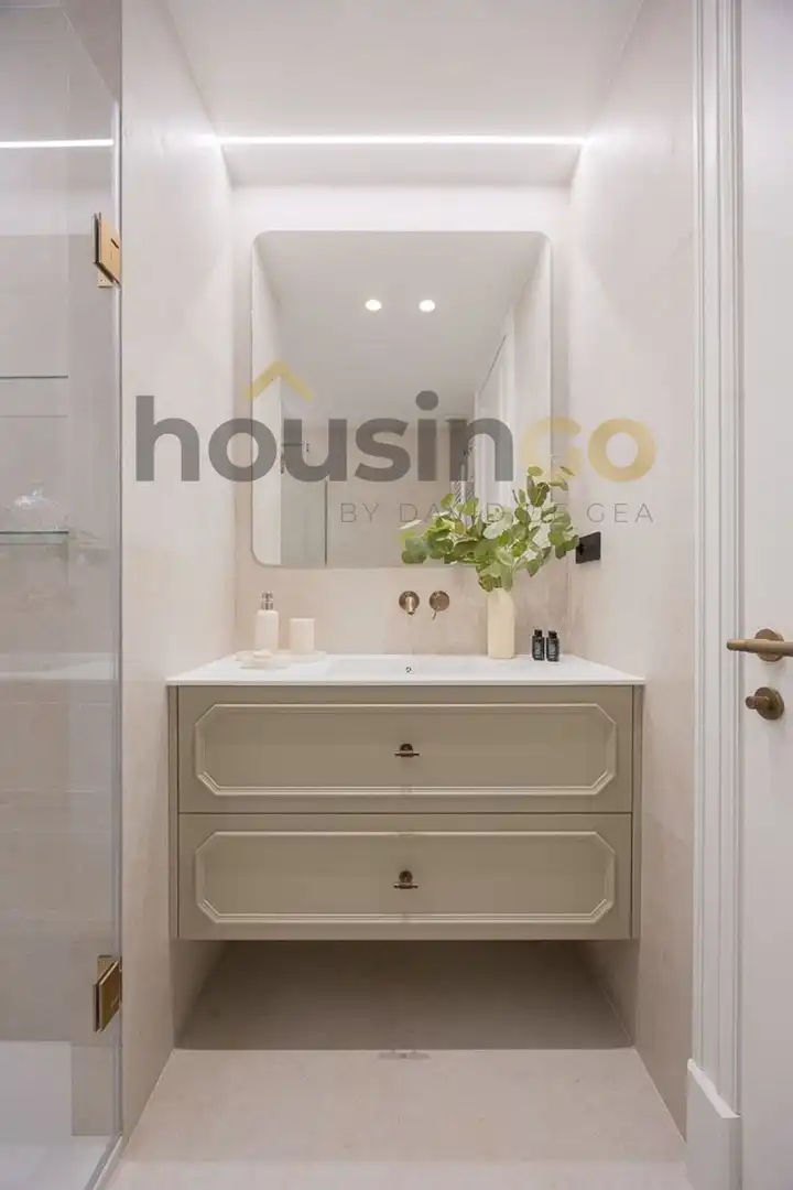 Bathroom of Flat for sale in Madrid  with Air Conditioner, Heating and Parquet flooring