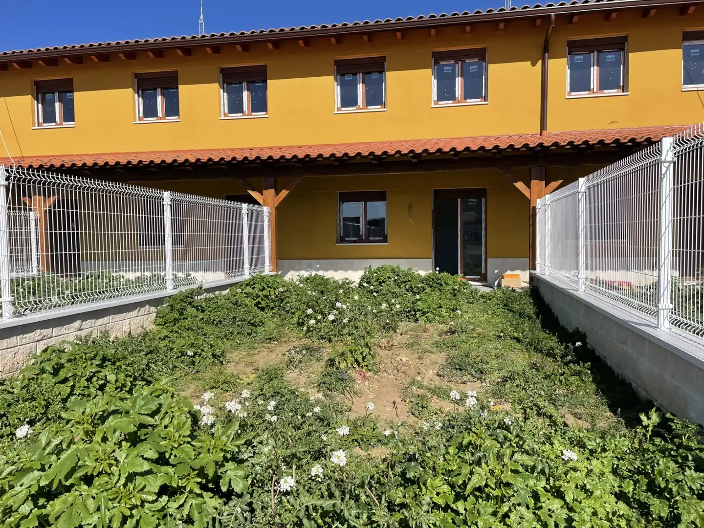 Vista exterior de Casa adosada en venda en Herramélluri amb Calefacció i Jardí privat