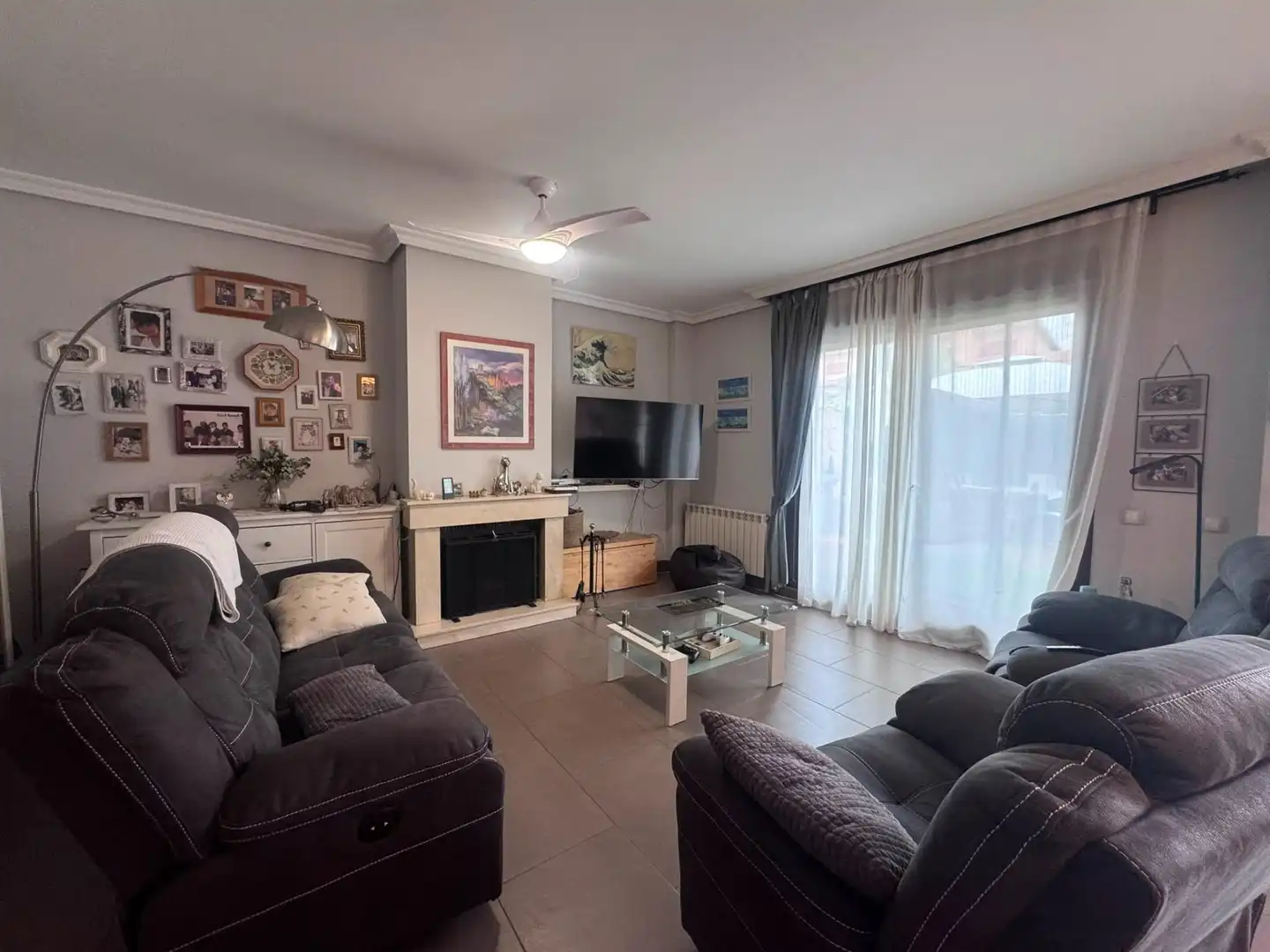 Sala de estar de Casa adosada en venta en Yebes con Calefacción, Balcón y Piscina comunitaria