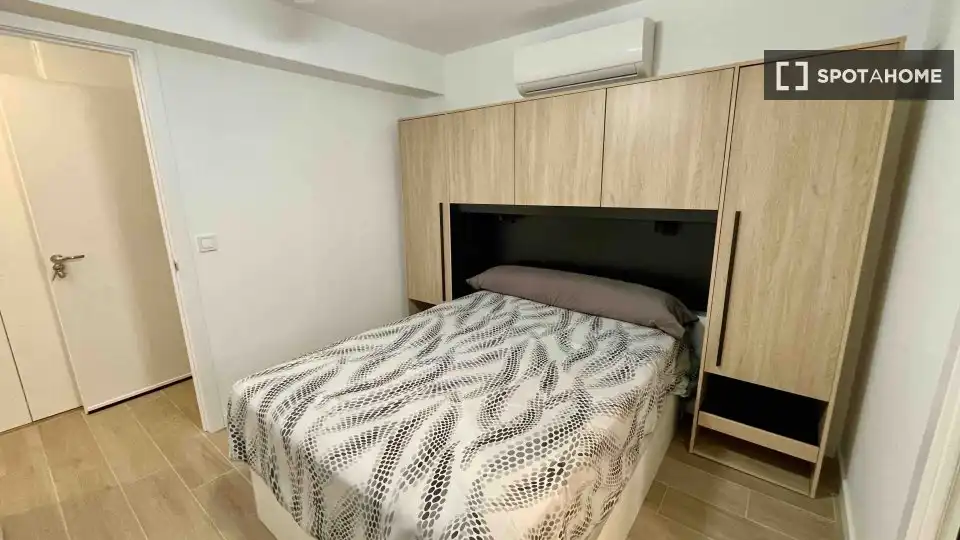Bedroom of Flat for rent in Valencia  with Air Conditioner, Heating and Furnished