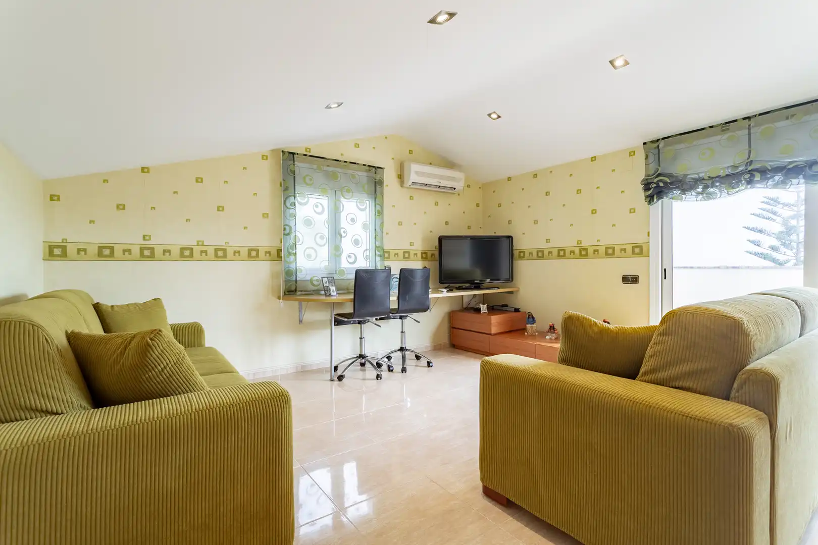 Sala de estar de Casa adosada en venta en Torredembarra con Aire acondicionado, Calefacción y Jardín privado