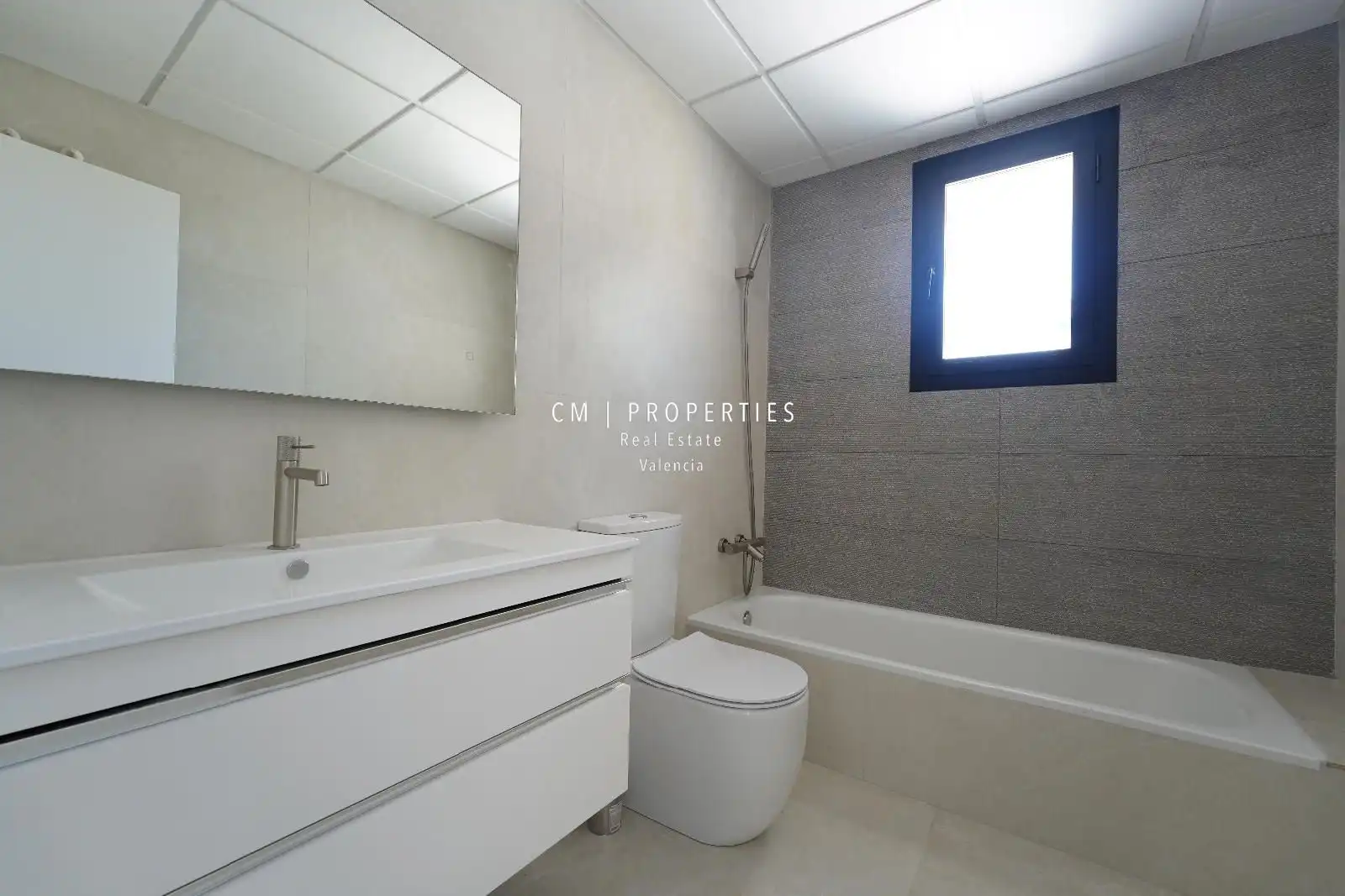 Baño de Casa adosada de alquiler en Chiva con Aire acondicionado, Calefacción y Jardín privado