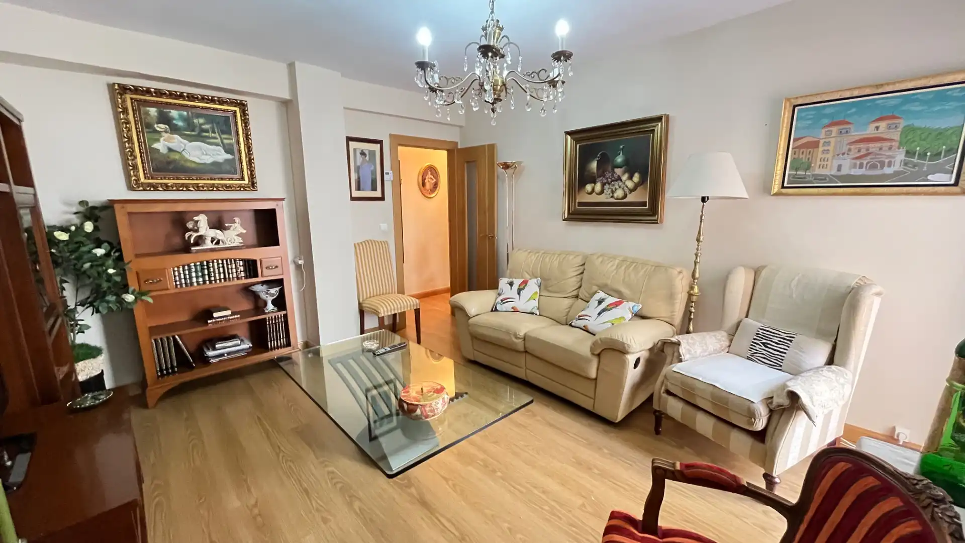 Sala d'estar de Pis en venda en Valladolid amb Calefacció, Parquet i Moblat