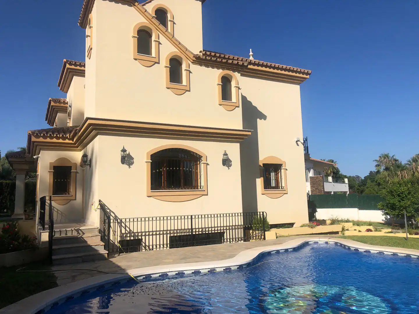 Außenansicht von Haus oder Chalet zur Miete in Marbella mit Klimaanlage, Heizung und Privatgarten