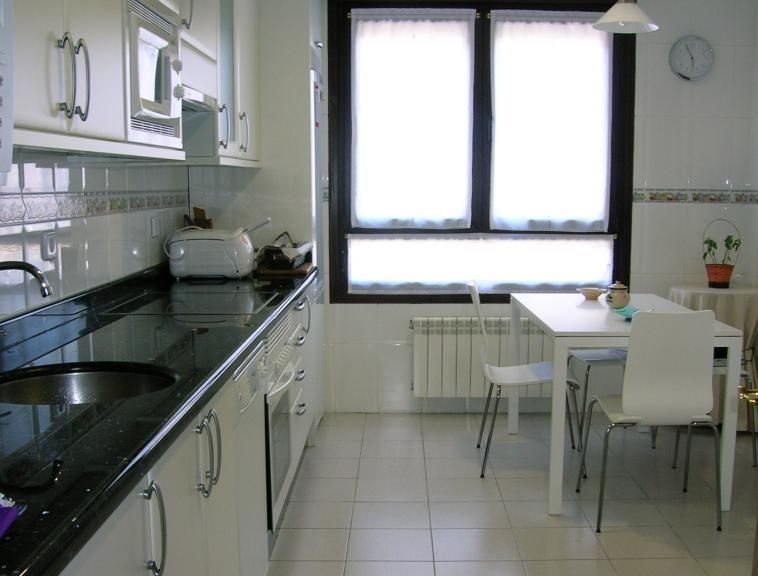 Cuina de Pis de lloguer en Avilés amb Calefacció, Parquet i Forn