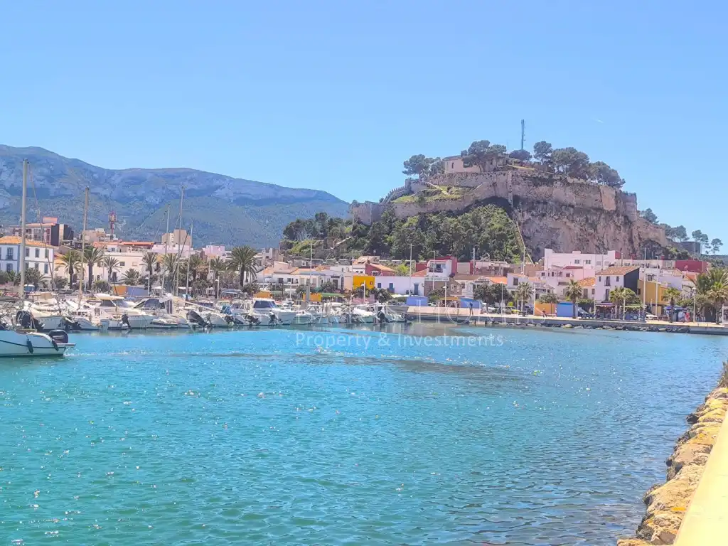 Vista exterior de Apartamento de alquiler en Dénia con Aire acondicionado, Jardín privado y Piscina