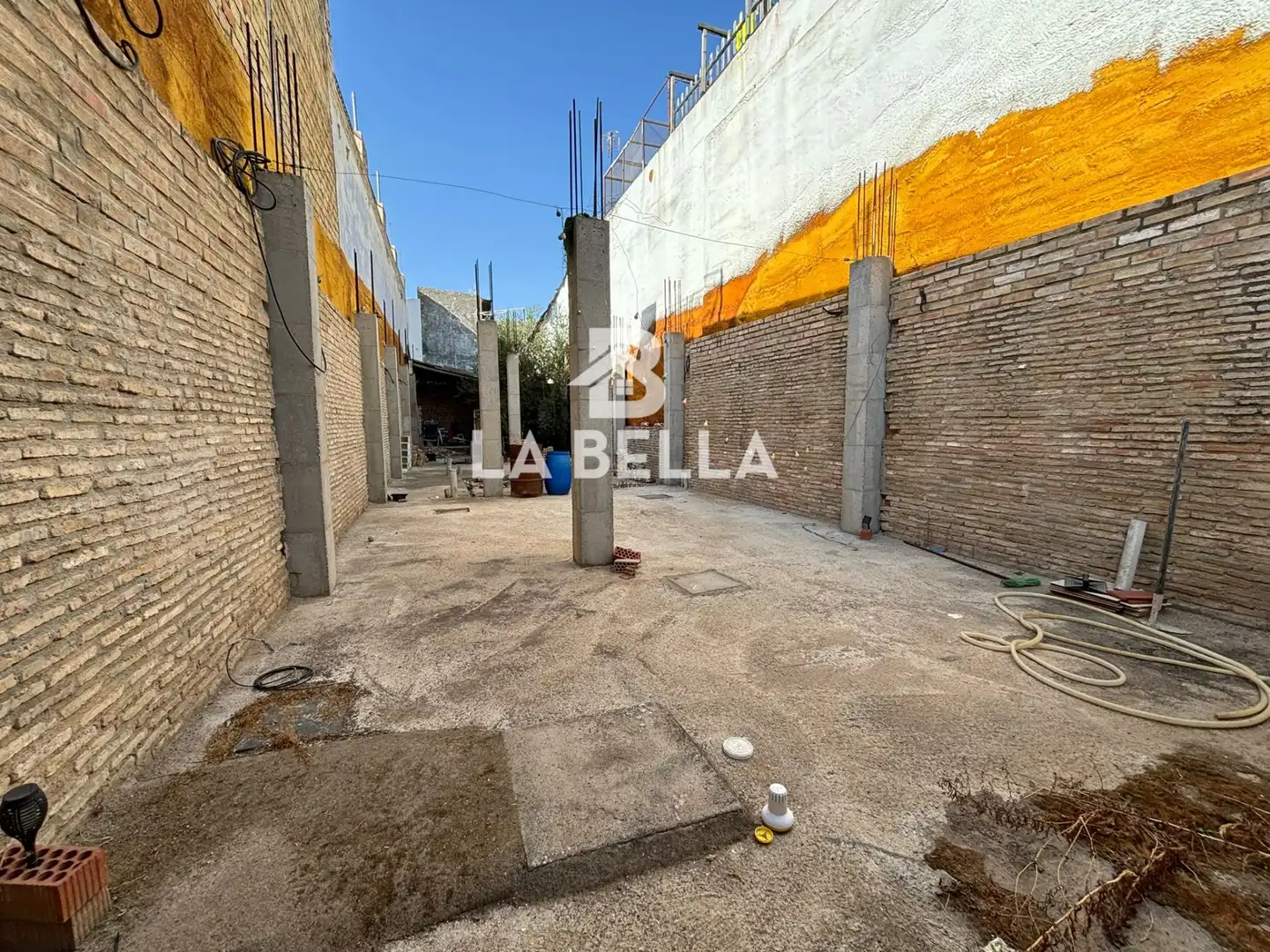 Vista exterior de Residencial en venda en Sevilla