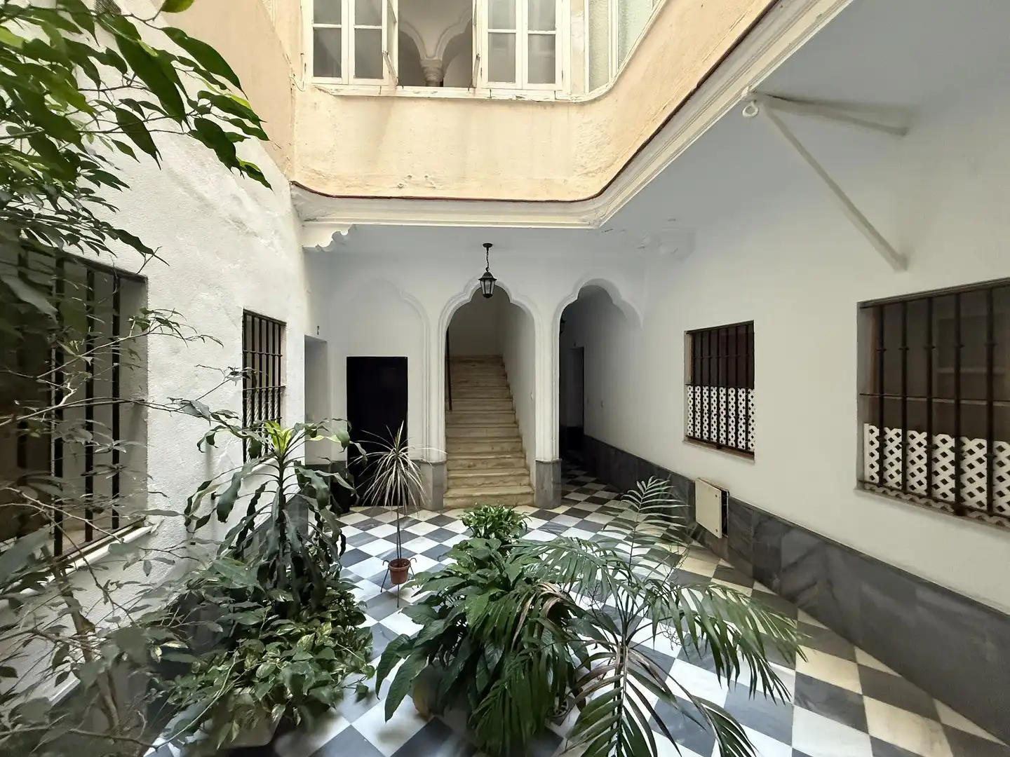 Wohnung zum Verkauf in Cádiz mit Klimaanlage, Abstellraum und Balkon