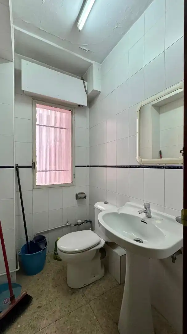 Badezimmer von Büro zum Verkauf in Cáceres mit Klimaanlage und Heizung