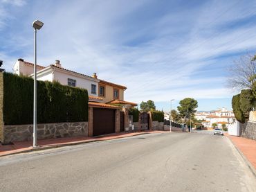 Casa aparellada amb balcó en venda a Peligros