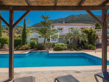 Casa rústica amb balcó en venda a Alcaucín