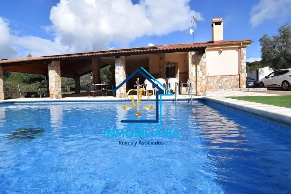 Piscina de Casa o xalet en venda en Córdoba amb Aire condicionat, Terrassa i Piscina