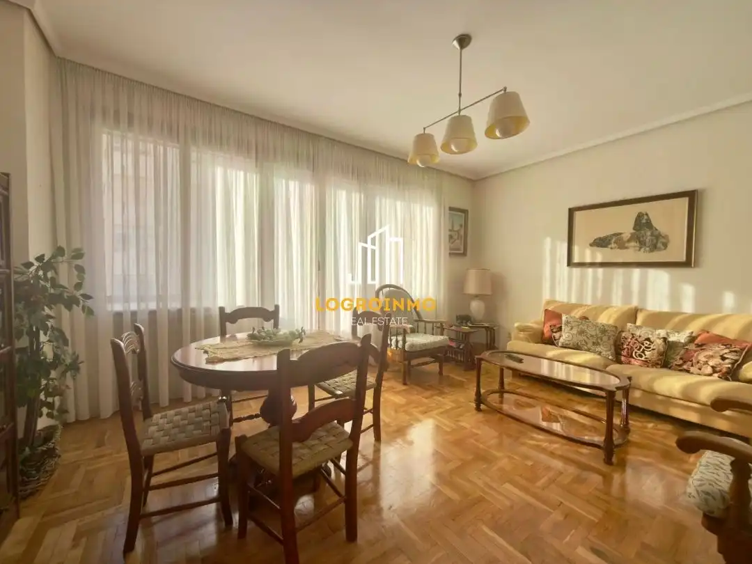 Sala de estar de Piso de alquiler en  Logroño con Calefacción y Terraza