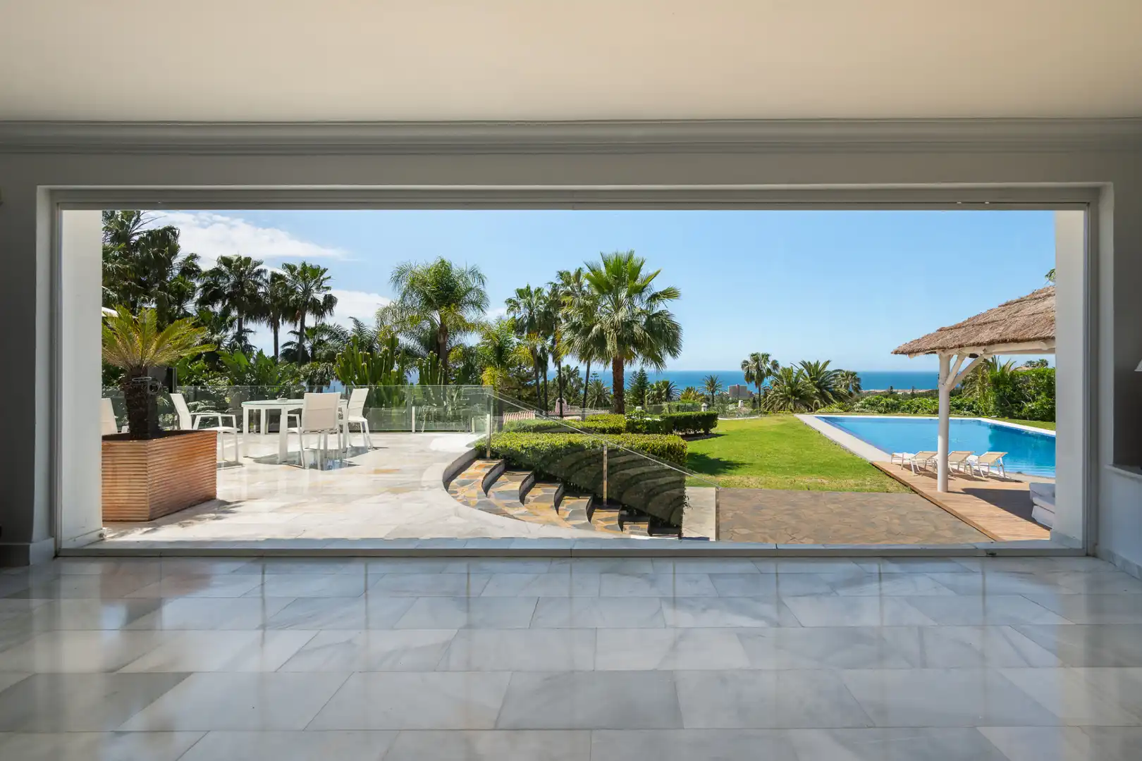 Terrasse von Haus oder Chalet zum Verkauf in Marbella mit Klimaanlage, Privatgarten und Terrasse