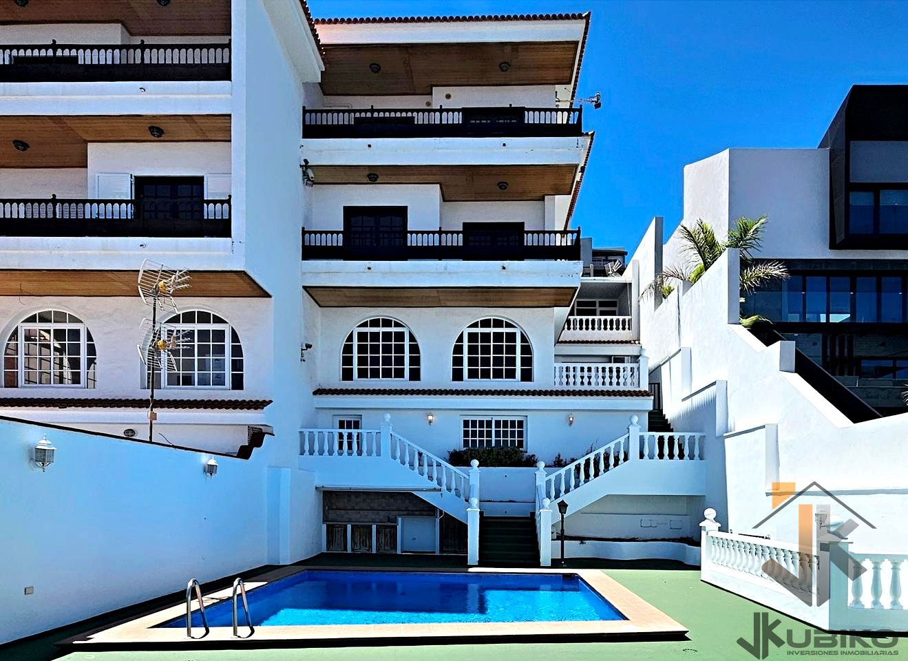 Exterior view of Single-family semi-detached for sale in  Santa Cruz de Tenerife Capital  with Air Conditioner, Terrace and Swimming Pool