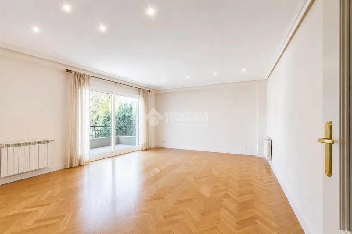Vista exterior de Piso en venta en Torrelodones con Calefacción, Terraza y Piscina comunitaria