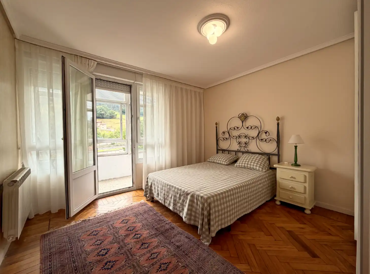 Schlafzimmer von Wohnung zur Miete in Los Corrales de Buelna  mit Heizung, Privatgarten und Parkett