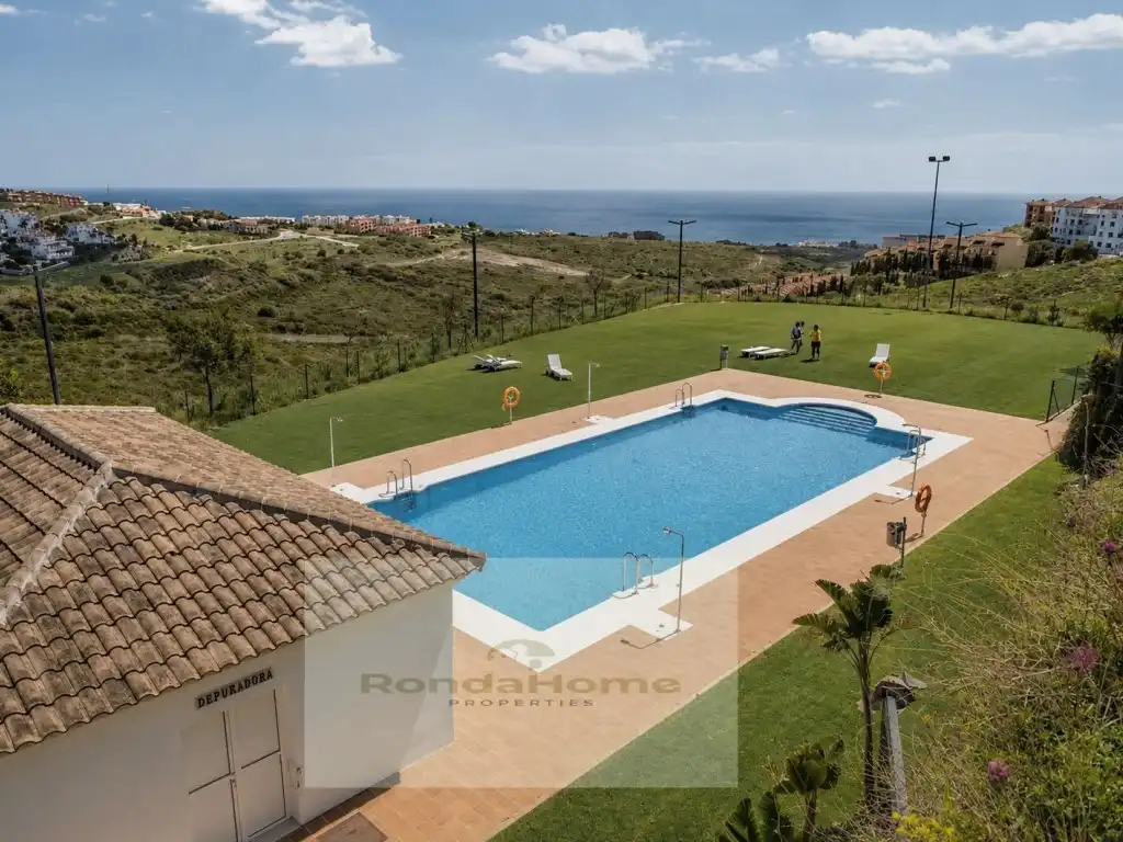 Piscina de Pis en venda en Manilva amb Moblat